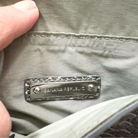 Leather small crossbody bag Banana Republic metallic silver on trend. - Picture 8 of 9